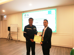 มอบประกาศนียบัตรให้กับผู้ที่ผ่านการฝึกอบรม