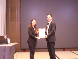 มอบประกาศนียบัตรให้กับผู้ที่ผ่านการฝึกอบรม