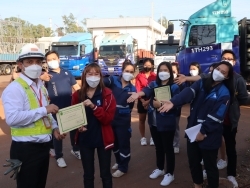 มอบประกาศนียบัตรให้กับผู้ที่ผ่านการฝึกอบรม