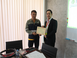 มอบประกาศนียบัตรให้กับผู้ที่ผ่านการฝึกอบรม