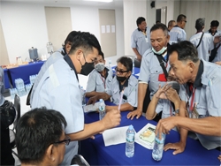 แบ่งกลุ่มเพื่อทำกิจกรรมร่วมกัน