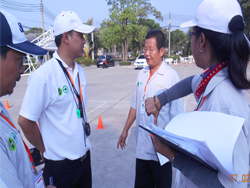 ประชุมครูฝึกก่อนเริ่มทำการทดสอบทักษะการขับรถเชิงสถานการณ์