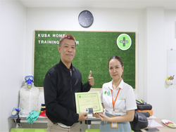 มอบประกาศนียบัตรให้กับผู้ที่ผ่านการฝึกอบรม