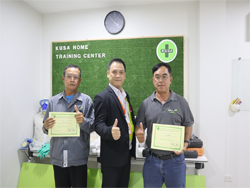 มอบประกาศนียบัตรให้กับผู้ที่ผ่านการฝึกอบรม