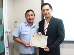 มอบประกาศนียบัตรให้กับผู้ที่ผ่านการฝึกอบรม Defensive Driving Certificate