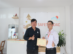 มอบประกาศนียบัตรให้กับผู้ที่ผ่านการฝึกอบรม