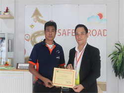 มอบประกาศนียบัตรให้กับผู้ที่ผ่านการฝึกอบรม