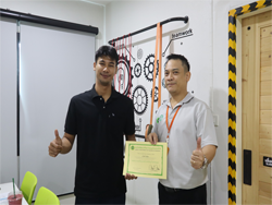 มอบประกาศนียบัตรให้กับผู้ที่ผ่านการฝึกอบรม