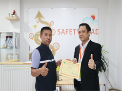 มอบประกาศนียบัตรให้กับผู้ที่ผ่านการฝึกอบรม