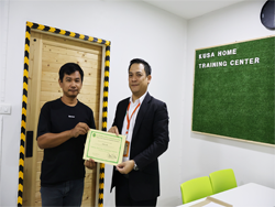 มอบประกาศนียบัตรให้กับผู้ที่ผ่านการฝึกอบรม