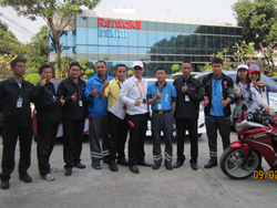 พนักงานขับรถ Rentokil Initial (Thailand) Co., Ltd. ถ่ายภาพร่วมกันเป็นที่ระลึก