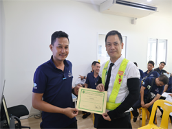 มอบประกาศนียบัตรให้กับผู้ที่ผ่านการฝึกอบรม