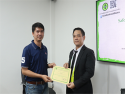 มอบประกาศนียบัตรให้กับผู้ที่ผ่านการฝึกอบรม