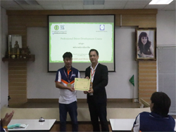 มอบประกาศนียบัตรให้กับผู้ที่ผ่านการฝึกอบรม