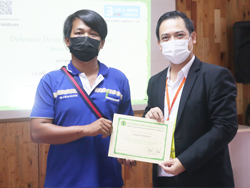 มอบประกาศนียบัตรให้กับผู้ที่ผ่านการฝึกอบรม