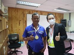 มอบประกาศนียบัตรให้กับผู้ที่ผ่านการฝึกอบรม