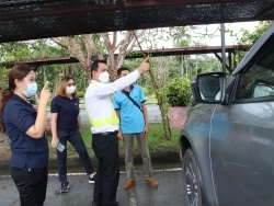 สาธิตเทคนิคการขับรถเชิงป้องกันอุบัติเหตุ โดยครูฝึก