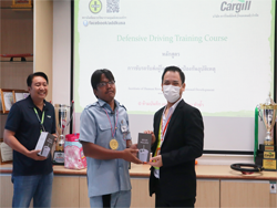 ให้รางวัลกับทีมผู้ชนะ