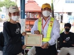 มอบประกาศนียบัตรให้กับผู้ที่ผ่านการฝึกอบรม