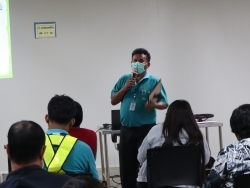 ผู้บริหารกล่าวทักทายพร้อมเน้นย้ำมาตรฐานความปลอดภัย