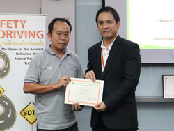 มอบประกาศนียบัตรให้กับผู้ที่ผ่านการฝึกอบรม
