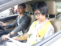 ฝึก และประเมินทักษะการขับรถบนการจราจร โดยครูฝึกคอยให้คำแนะนำเพิ่มเติม On Road Evaluate