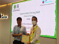 มอบประกาศนียบัตรให้กับผู้ที่ผ่านการฝึกอบรม