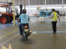 ฝึก และประเมินทักษะการขับขี่หลบหลีกสิ่งกีดขวางแบบ สลาลม Slalom Riding
