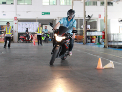 ฝึก และประเมินทักษะการขับขี่หลบหลีกสิ่งกีดขวางแบบ สลาลม Slalom Riding