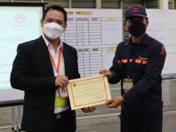 มอบประกาศนียบัตรให้กับผู้ที่ผ่านการฝึกอบรม