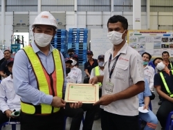 มอบประกาศนียบัตรให้กับผู้ที่ผ่านการฝึกอบรม