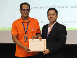 มอบประกาศนียบัตรให้กับผู้ที่ผ่านการฝึกอบรม Defensive Driving Certificate