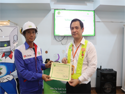 มอบประกาศนียบัตรให้กับผู้ที่ผ่านการฝึกอบรม