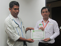 มอบประกาศนียบัตรให้กับผู้ที่ผ่านการฝึกอบรม