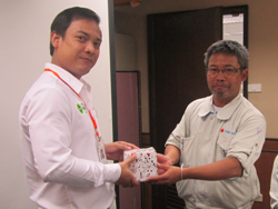 มอบของที่ระลึกให้กับวิทยากรและทีมงาน