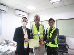 มอบประกาศนียบัตรให้กับผู้ที่ผ่านการฝึกอบรม