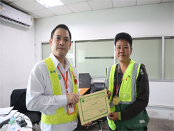 มอบประกาศนียบัตรให้กับผู้ที่ผ่านการฝึกอบรม