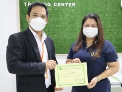 มอบประกาศนียบัตรให้กับผู้ที่ผ่านการฝึกอบรม		
