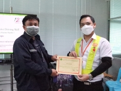 มอบประกาศนียบัตรให้กับผู้ที่ผ่านการฝึกอบรม