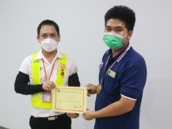 มอบประกาศนียบัตรให้กับผู้ที่ผ่านการฝึกอบรม		