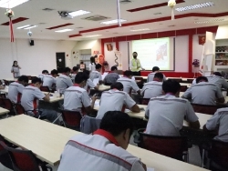 หัวหน้าทีมครูฝึกสรุปผลการฝึกอบรม พร้อมให้คำแนะนำเพิ่ม