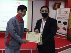 มอบประกาศนียบัตรให้กับผู้ที่ผ่านการฝึกอบรม