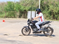 ฝึกและประเมินทักษะการขับขี่บนทางขรุขระ