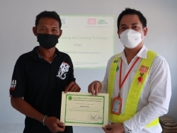 มอบประกาศนียบัตรให้กับผู้ที่ผ่านการฝึกอบรม		