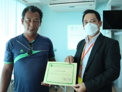 มอบประกาศนียบัตรให้กับผู้ที่ผ่านการฝึกอบรม		