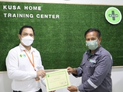 มอบประกาศนียบัตรให้กับผู้ที่ผ่านการฝึกอบรม
