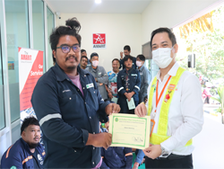 มอบประกาศนียบัตรให้กับผู้ที่ผ่านการฝึกอบรม