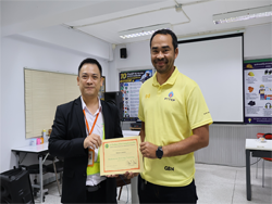 มอบประกาศนียบัตรให้กับผู้ที่ผ่านการฝึกอบรม