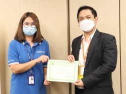 มอบประกาศนียบัตรให้กับผู้ที่ผ่านการฝึกอบรม		