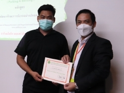 มอบประกาศนียบัตรให้กับผู้ที่ผ่านการฝึกอบรม